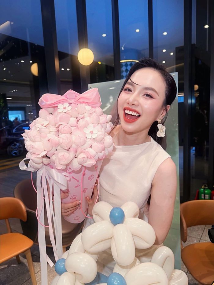 Ở độ tuổi 40, Đinh Ngọc Diệp nhận được lời khen ngợi với nhan sắc trẻ trung, tươi tắn. Nữ diễn viên kiêm nhà sản xuất phim chuộng lối trang điểm tự nhiên, tôn đường nét nữ tính trên gương mặt. 