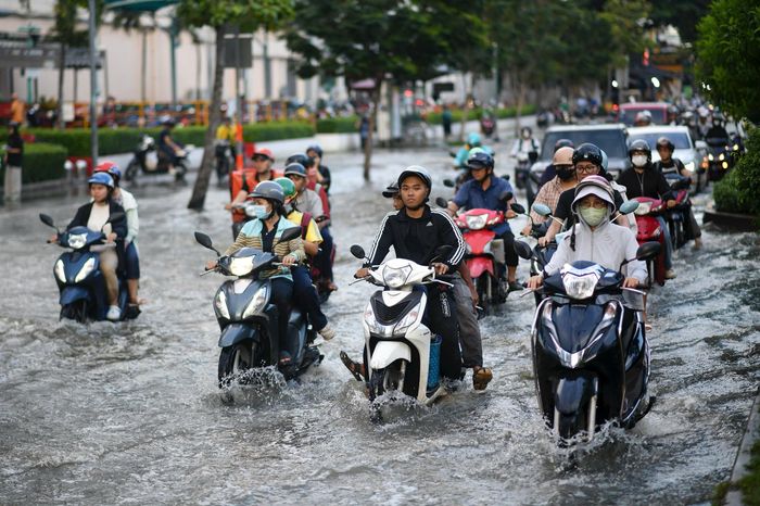  Đường Nguyễn Thị Thập là một trong những trục giao thông quan trọng ở khu vực quận 7 cũ, kết nối nhiều khu dân cư, khu đô thị và hoạt động thương mại ở phía nam TP.HCM. Tuyến đường tập trung nhiều cửa hàng, quán ăn, cơ sở kinh doanh và các điểm giao cắt với đường lớn, trong đó có nút giao Nguyễn Hữu Thọ. 