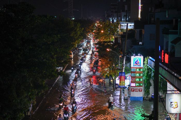  Ảnh chụp đường Trần Xuân Soạn lúc 18h30. Đoạn ngập kéo dài từ chân cầu Tân Thuận đến chân cầu Kênh Tẻ. Khu vực này nằm gần hệ thống kênh rạch, thường chịu ảnh hưởng khi triều cường dâng. 