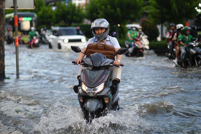  Dọc con đường này có khá nhiều điểm ngập. Không ít xe máy di chuyển lên vỉa hè để tránh đoạn nước cao. 
