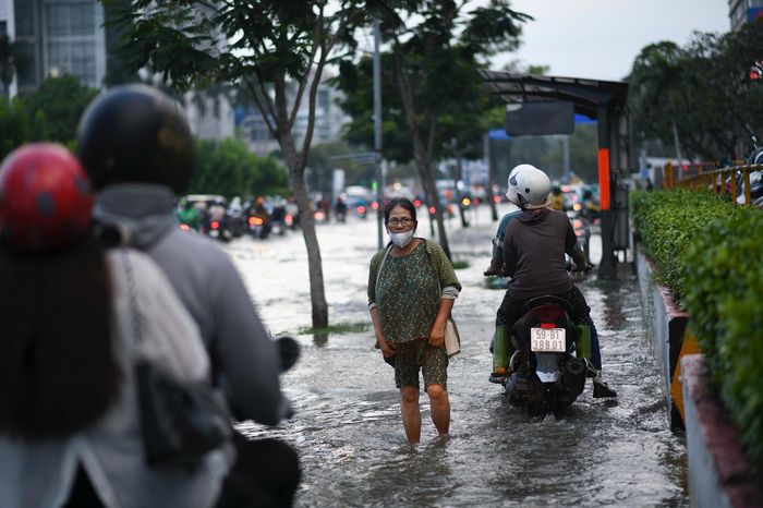  Càng sát giờ tan tầm, điểm ngập cộng lưu lượng phương tiện lớn càng khiến người dân di chuyển khó khăn trên đường Nguyễn Thị Thập. 