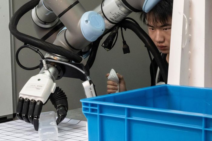 Các kỹ sư Tashan đang huấn luyện robot cách cầm nắm để ứng dụng vào đời sống thực tế. Ảnh: Washington Post.