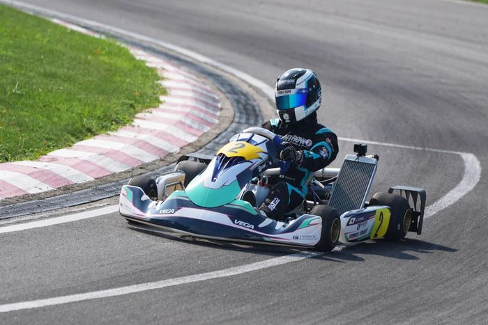  Seira Kojima tăng tốc quanh một khúc cua trên đường đua Coloane Karting ở Macau (Trung Quốc). Ảnh: Elson Li. 