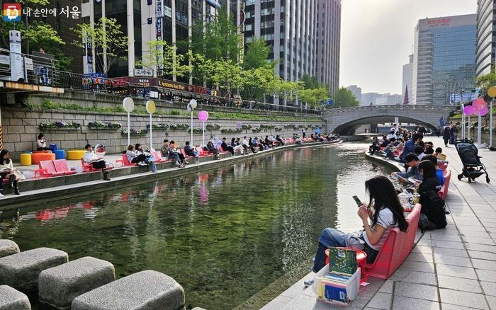  Người dân đọc sách, thư giãn bên dòng suối Cheonggyecheon giữa trung tâm Seoul, Hàn Quốc. Ảnh: Korea Times.
