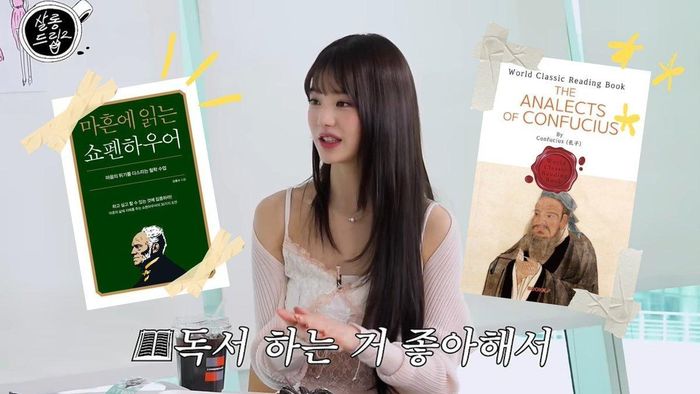  Jang Won-young, thành viên nhóm nhạc IVE, chia sẻ sở thích đọc sách trong chương trình Salon Drip. Hai tác phẩm xuất hiện trong ảnh là Đọc Schopenhauer ở tuổi 40 và Luận ngữ của Khổng Tử. Ảnh: Salon Drip. 