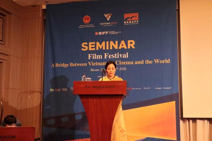 TS. Ngô Phương Lan, Chủ tịch Hiệp hội Xúc tiến Phát triển Điện ảnh Việt Nam (VFDA), Giám đốc Liên hoan phim châu Á Đà Nẵng (DANAFF), phát biểu khai mạc tọa đàm tại Busan