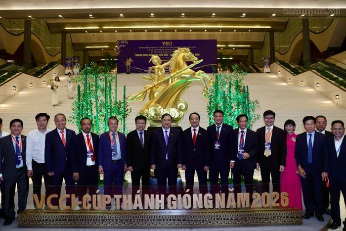 Phó Thủ tướng Thường trực Chính phủ Phạm Gia Túc chụp ảnh lưu niệm cùng các đại biểu, doanh nhân tiêu biểu