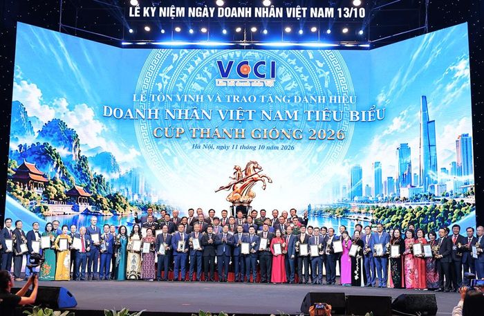 Phó Thủ tướng Thường trực Chính phủ Phạm Gia Túc cùng các đại biểu và doanh nhân được vinh danh chụp ảnh lưu niệm