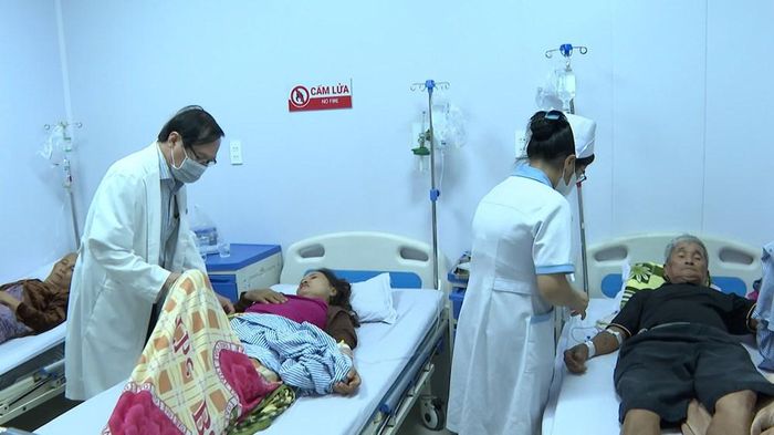 Bệnh nhân nghi ngộ độc thực phẩm được các y, bác sĩ theo dõi và điều trị
