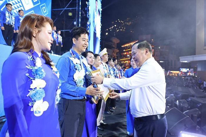 Ủy viên Trung ương Đảng, Phó Chủ tịch Ủy ban Trung ương MTTQ Việt Nam, Phó Bí thư Thường trực Đảng ủy Dân vận, Mặt trận và các đoàn thể Trung ương Nguyễn Phi Long trao Giải thưởng Nguyễn Chí Thanh cho cán bộ Hội tiêu biểu