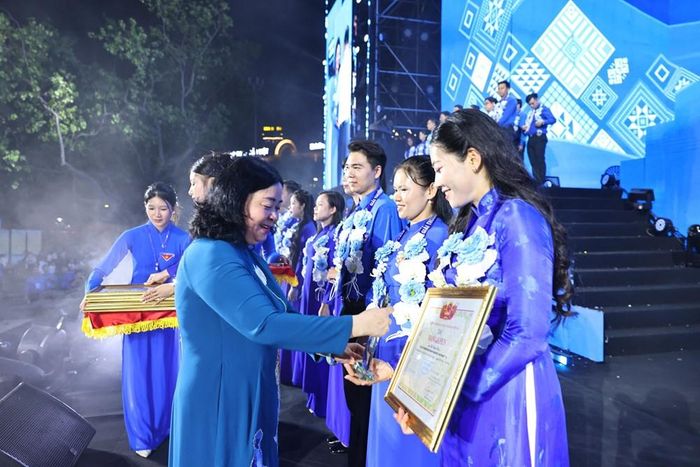 Ủy viên Bộ Chính trị, Bí thư Trung ương Đảng, Chủ tịch Ủy ban Trung ương MTTQ Việt Nam Bùi Thị Minh Hoài trao Giải thưởng Nguyễn Chí Thanh cho cán bộ Hội tiêu biểu