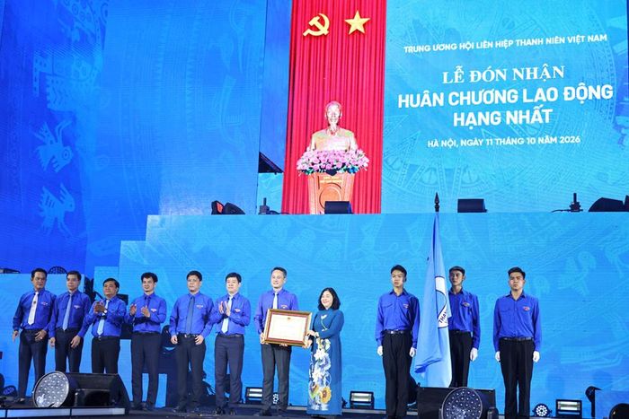 Ủy viên Bộ Chính trị, Bí thư Trung ương Đảng, Chủ tịch Ủy ban Trung ương MTTQ Việt Nam Bùi Thị Minh Hoài trao Huân chương Lao động hạng Nhất tặng Hội LHTN Việt Nam