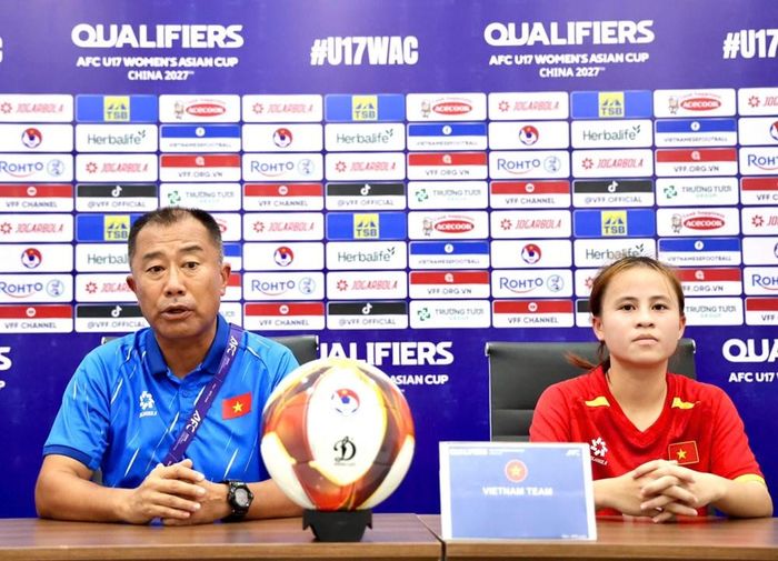 HLV Okiyama Masahiko và cầu thủ Đỗ Thị Hà Vi tại buổi họp báo sau trận thắng U17 nữ Cộng hòa Kyrgyzstan