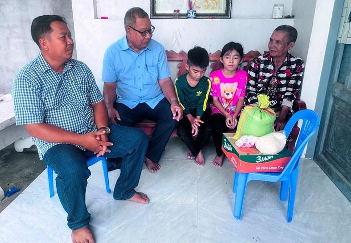 Ông Chau Sóc Sa thăm hỏi, tặng quà hộ nghèo trên địa bàn