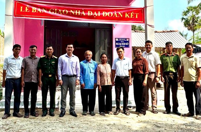 Cấp ủy, chính quyền xã Ô Lâm bàn giao nhà "Đại đoàn kết" cho người cao tuổi có hoàn cảnh khó khăn