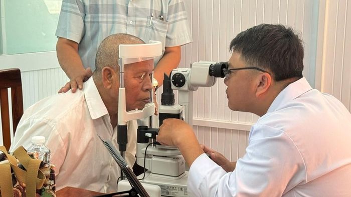 Xã Ô Lâm phối hợp với Bệnh viện Mắt Sài Gòn Kiên Giang tổ chức khám mắt cho người cao tuổi