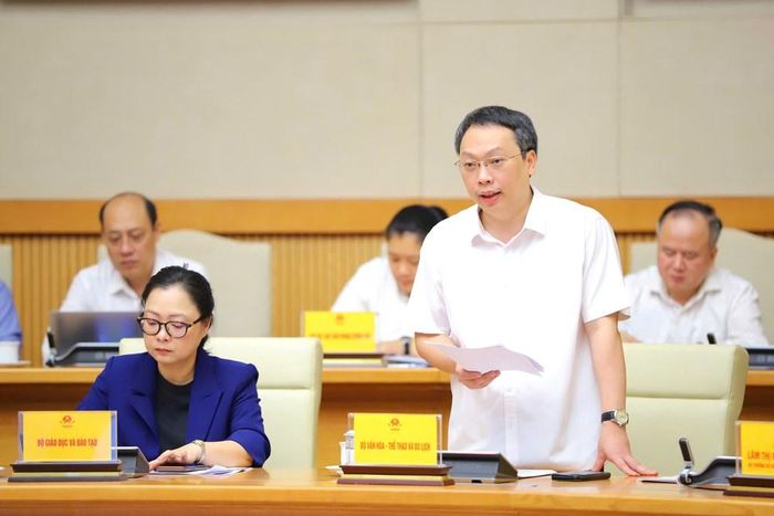 Thứ trưởng Bộ VHTTDL Nguyễn Huy Dũng trình bày báo cáo công tác chuẩn bị tổ chức Ngày Văn hóa Việt Nam gắn với Ngày hội Đại đoàn kết toàn dân tộc năm 2026