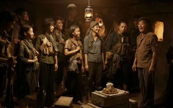 Phim “Địa đạo: Mặt trời trong bóng tối” (đạo diễn Bùi Thạc Chuyên) gây xúc động qua hình ảnh bối cảnh chiến tranh và số phận con người trong khói lửa