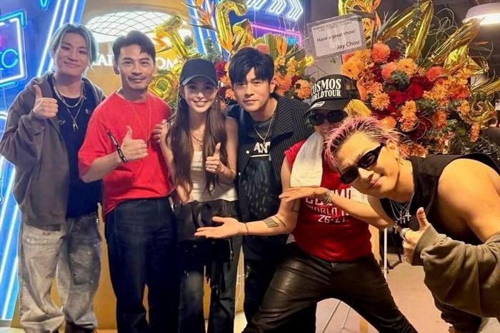 Châu Kiệt Luân cùng vợ gặp gỡ các thành viên BIGBANG ở hậu trường concert tại Đài Bắc. Ảnh: Xinhua
