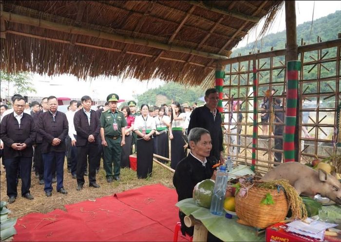 Lễ hội là dịp để người dân tạ ơn thần linh, ông bà, tổ tiên đã ban cho một mùa vụ bội thu, no đủ