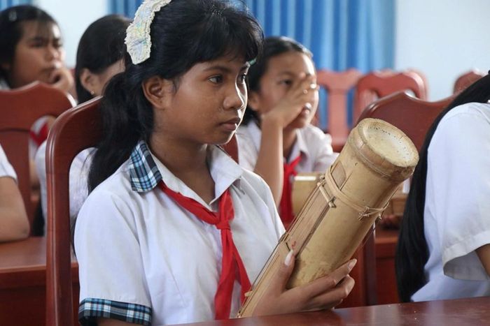 Học sinh dân tộc Raglai học đàn Chapi