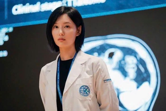 Kim Ji Won trở lại màn ảnh nhỏ với vai bác sĩ phẫu thuật trong phim "Doctor X". Ảnh: SBS