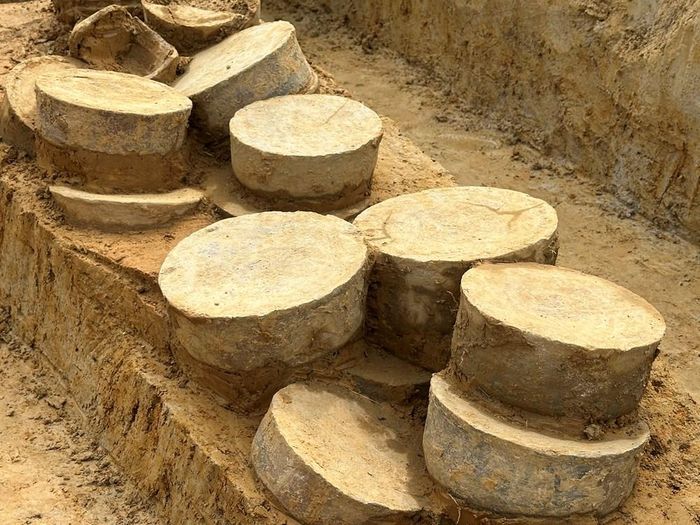 Các "lon sành" cổ được xếp chồng lên nhau một cách có chủ đích