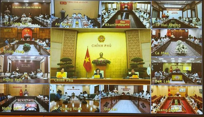 Hội nghị kết hợp giữa hình thức trực tiếp và trực tuyến