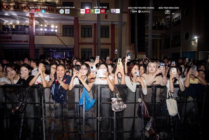 Đông đảo người hâm mộ có mặt từ trưa, kiên nhẫn chờ đợi để giành vị trí gần sân khấu và cổ vũ Vương Bình. Ảnh: BTC