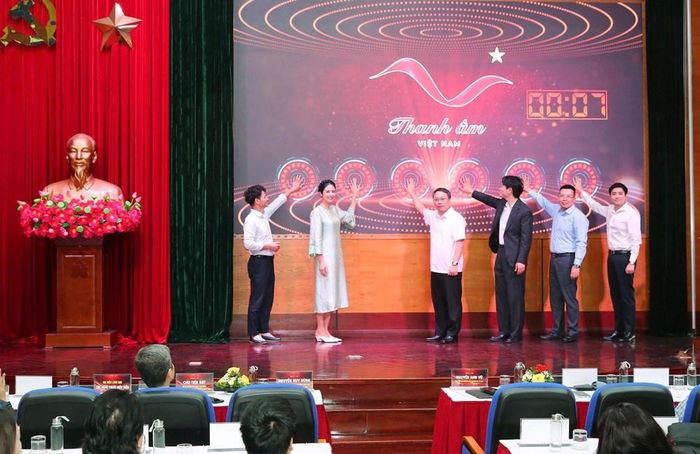 Uỷ viên dự khuyết BCH Trung ương Đảng, Thứ trưởng Bộ VHTTDL Nguyễn Huy Dũng; Phó Chủ tịch T.Ư Hội Sinh viên Việt Nam Lâm Tùng; Tổng Biên tập Báo Văn Hóa, Trưởng Ban Tổ chức chương trình Nguyễn Anh Vũ; Cục trưởng Cục NTBD Nguyễn Xuân Bắc; Nhạc sĩ Tuấn Cry; Hoa hậu Ngọc Hân thực hiện nghi thức phát động chương trình "Thanh âm Việt Nam. Giai điệu cuộc sống" năm 2026