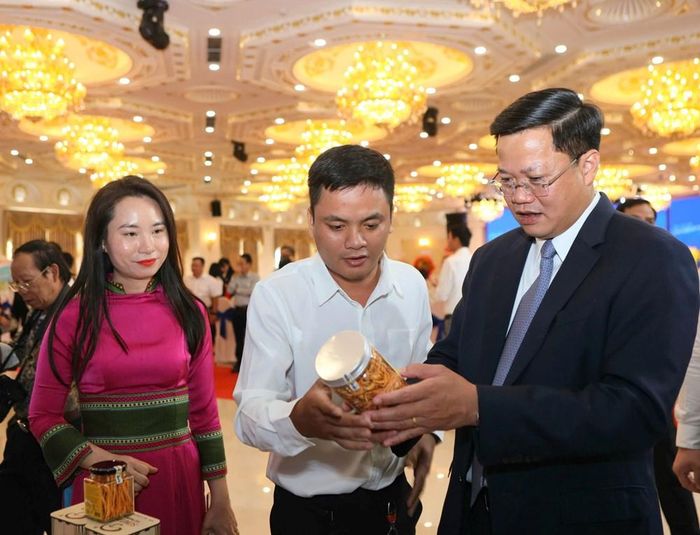 Chủ tịch UBND tỉnh Quảng Ngãi Nguyễn Đức Tâm tham quan các gian hàng trưng bày sản phẩm OCOP