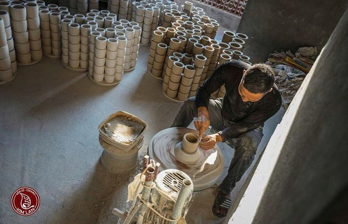 Bảo tồn Kim Lan, vì thế, không đơn thuần là khôi phục một nghề thủ công từng hưng thịnh, mà còn là gìn giữ mối liên hệ giữa con người với đất, lửa, dòng sông và ký ức cộng đồng
