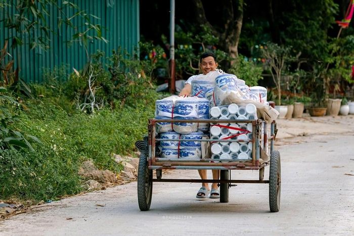 Việc làm gốm đòi hỏi thời gian, sự kiên nhẫn và kỹ năng tích lũy lâu dài, nhưng thu nhập từ nghề không phải lúc nào cũng đủ sức hấp dẫn người trẻ gắn bó