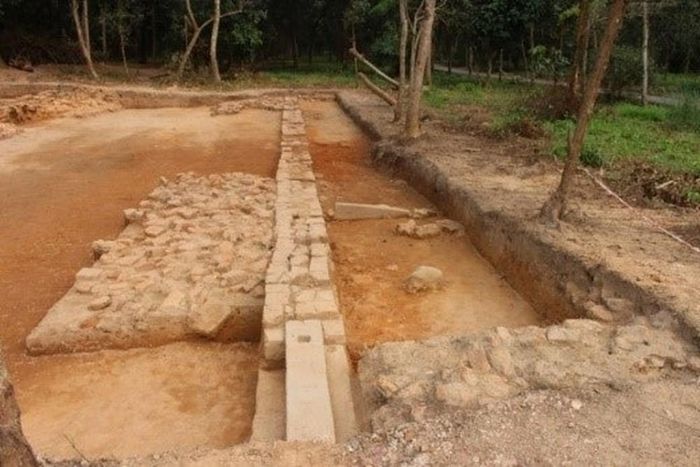 Dấu tích tường phía nam nhìn từ hướng tây, xuất lộ trong các đợt khai quật tại tháp K. Nguồn: BQLMS