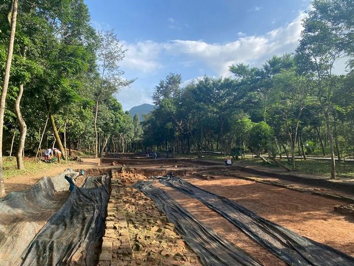 Hiện trường công tác khai quật, nghiên cứu kiến trúc đường dẫn phía đông tháp K do BQL DSVHTG Mỹ Sơn và Viện Khảo cổ học thực hiện trong các năm 2023 - 2024