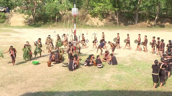 Lễ mừng nước giọt của người Ba Na ở làng Kon Trang Long Loi