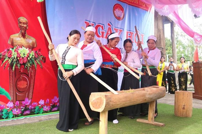 Nghi thức giã lúa, chuẩn bị cơm mới là điểm nhấn trong lễ mừng cơm mới của cộng đồng người Mường ở thôn Hào Phú, xã Sa Loong
