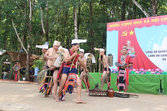Nghi thức đưa than về làng trong Lễ hội Cha Kchiah (ăn than) của đồng bào Gié Triêng ở Làng du lịch cộng đồng Đăk Răng, góp phần gìn giữ phong tục và tri thức dân gian gắn với nghề rèn truyền thống