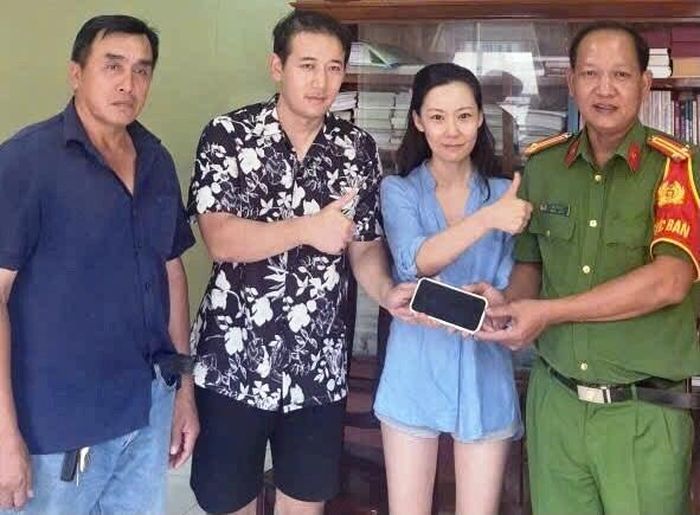 Công an đặc khu Phú Quốc hỗ trợ 2 du khách Trung Quốc nhận lại điện thoại bỏ quên trên xe taxi