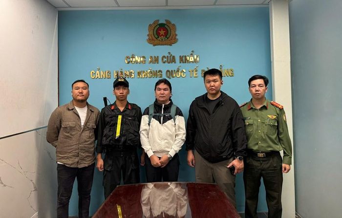 Công an TP. Đà Nẵng bàn giao Erdenemunkh Barkhas (thứ 3 từ trái sang) cho Cảnh sát Mông Cổ