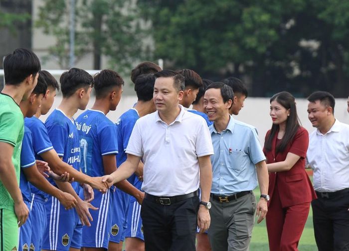 Đại diện Ban tổ chức và địa phương động viên các cầu thủ tại lễ khai mạc Giải bóng đá hạng Ba quốc gia 2026