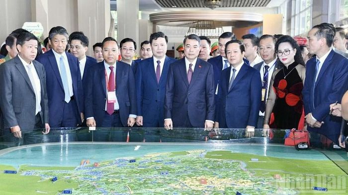 Thủ tướng Chính phủ Lê Minh Hưng nghe lãnh đạo tỉnh Hưng Yên giới thiệu sa bàn quy hoạch tỉnh. Ảnh: Báo Nhân Dân