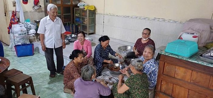 Nhiều người đến giúp việc tại Nhà ăn tình thương