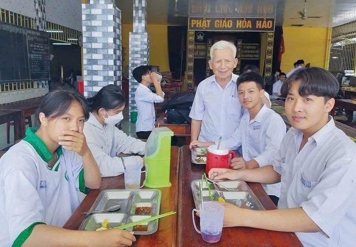 Hỗ trợ những phần ăn cho học sinh