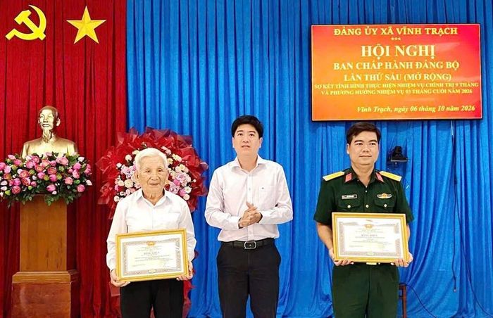 Cụ Võ Văn Tuần nhận Bằng khen về thành tích làm việc thiện