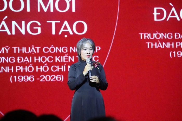 TS. Nguyễn Thị Việt Hà, Trưởng Khoa Mỹ thuật Công nghiệp, Trường Đại học Kiến trúc TP.HCM phát biểu tại lễ khai mạc