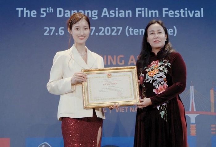 Bà Nguyễn Thị Anh Thi trao bằng khen của UBND TP. Đà Nẵng cho nữ nghệ sĩ Hàn Quốc Kim Haesoo (Idol Nation)