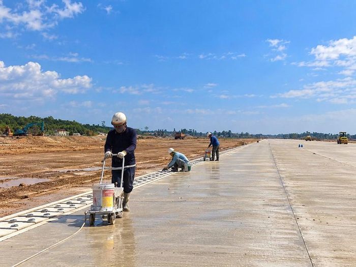Các hạng mục phụ trợ đường băng của sân bay Quảng Trị cũng đang gấp rút hoàn thiện