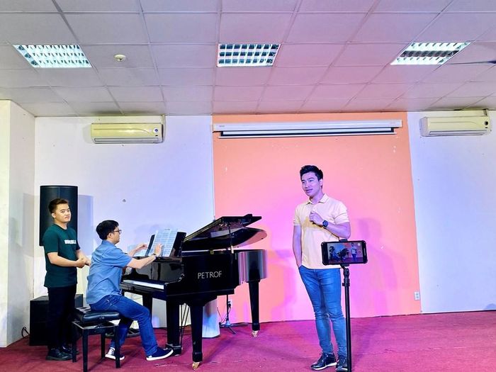 Khắc Hoà hiện là nghệ sĩ soloist của Nhà hát Nhạc Vũ kịch Việt Nam, đồng thời giảng dạy thanh nhạc tại Học viện Âm nhạc Quốc gia Việt Nam