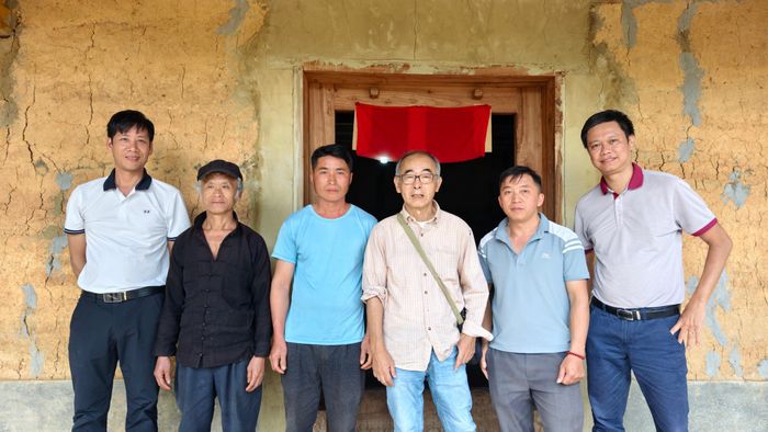 Một gia đình ở Giàng Xì Tủng đón ông Yasushi Ogura (giữa) và phóng viên báo Thể thao và Văn hóa (ngoài cùng bên phải) đến thăm nhà. Ảnh: Huy Thông